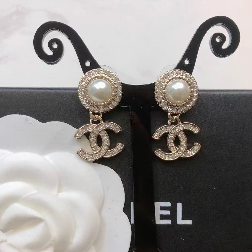 Chanel's classic double C pearl studded earrings - Picture 4 of 5
